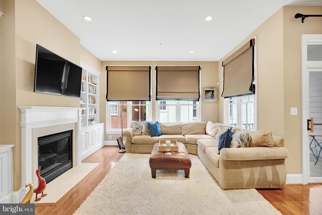 Building Photo - 714 Bracey Ln