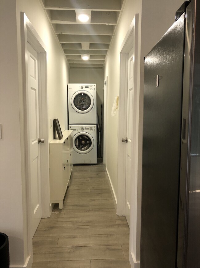 Bedrooms in opposite sides of beautifully ceramic tiled hall - 4228 Lockwood Ave