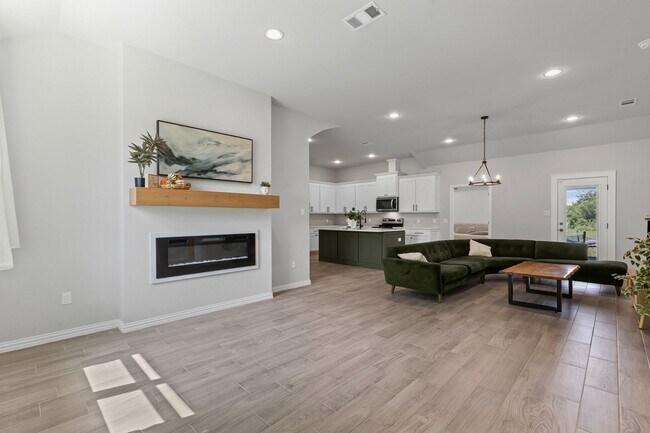 Building Photo - Grand in Granbury!