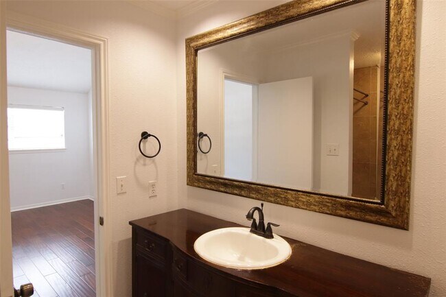 Building Photo - 926 Memorial Village Dr
