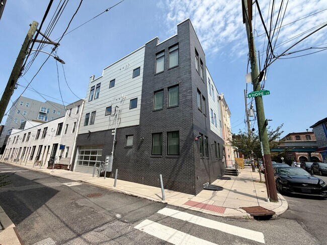 Building Photo - 113 Master St