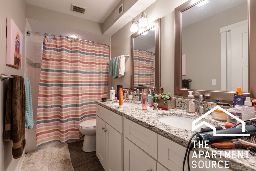 Building Photo - 2449 N Ashland Ave