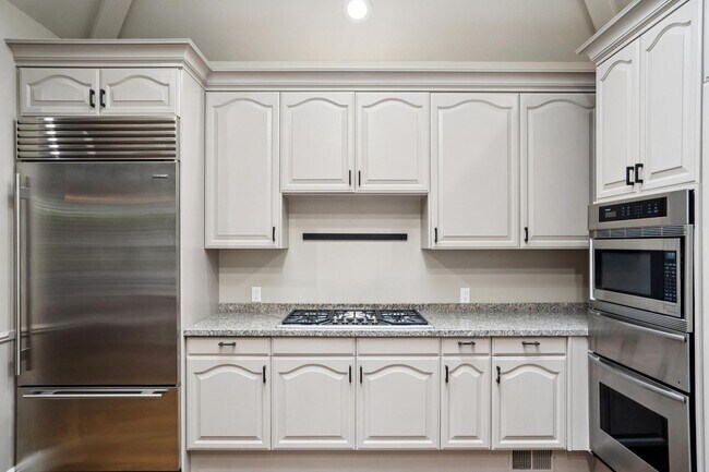 Building Photo - 651 Manresa Ln