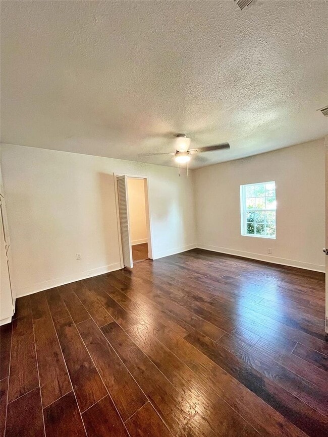 Building Photo - Remodeled 2 Bedroom, 2 Bath Home Reay for New Tenants- Lots of Storage- Near Historic Riverside- ...