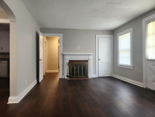 Building Photo - Charming 3-bedroom, 1.5-bathroom home loca...