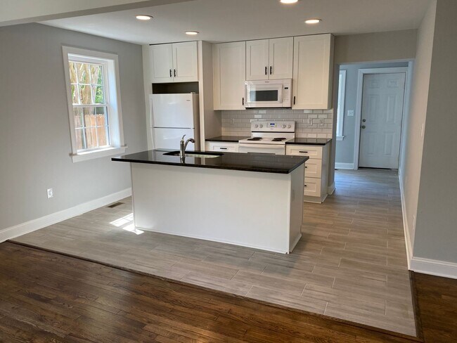Building Photo - Updated 4 Bedroom Home Convenient to Carytown, Byrd Park And More. Available In July