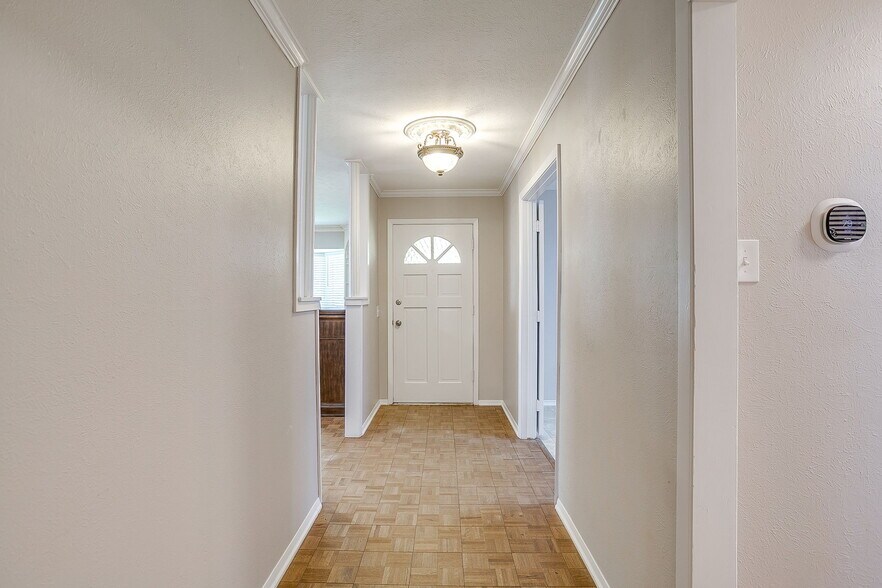 Building Photo - 1706 Larkspur Dr