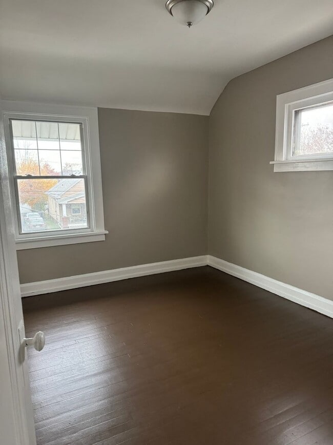 Building Photo - Bonus room