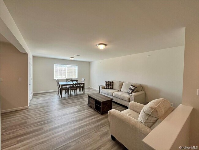 Building Photo - 206 Golf Links Rd