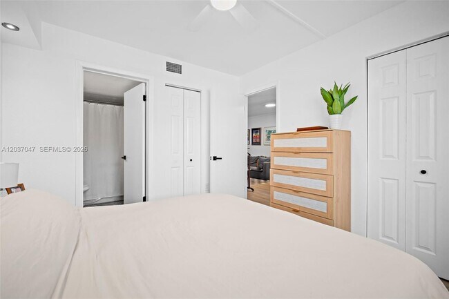 Building Photo - 2575 SW 27th Ave