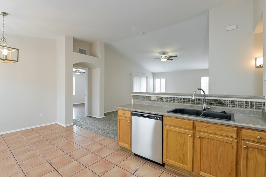 Building Photo - 422 W Tara Danette Dr