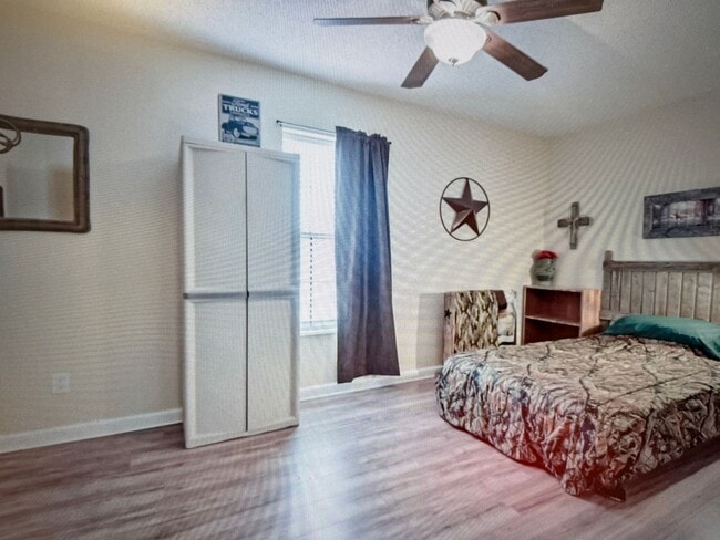Building Photo - Country style living on the hill but withi...