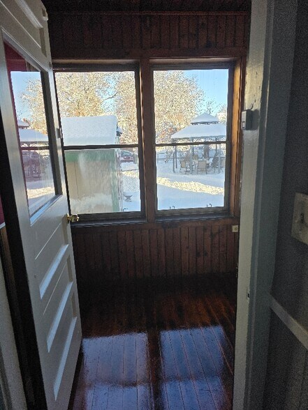 Building Photo - 560 Pine St