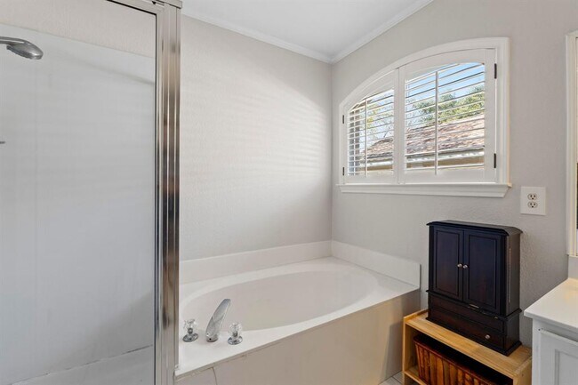 Building Photo - 3600 Malone Dr