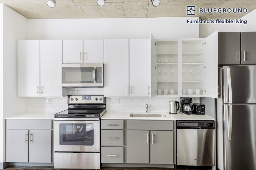 Building Photo - 215 W Lake St