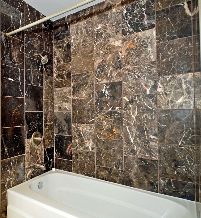 Building Photo - Spacious 5-Bed 3-Bath Home in Edina - Available Now!
