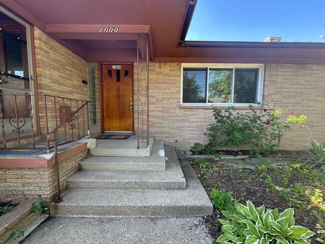 Building Photo - Three Bedroom Single Family Home on NW Side!