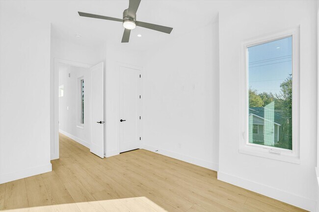 Building Photo - 1703 Nomas St