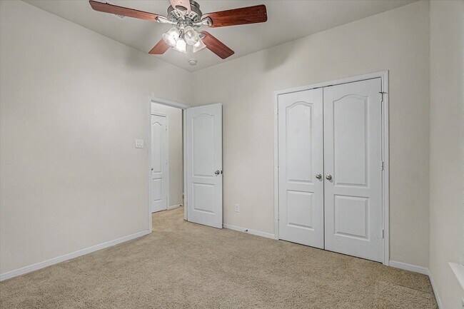Building Photo - 623 W Newport Bend
