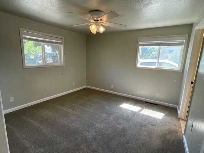 Building Photo - Cozy Mid-Century Modern on a Half Acre!