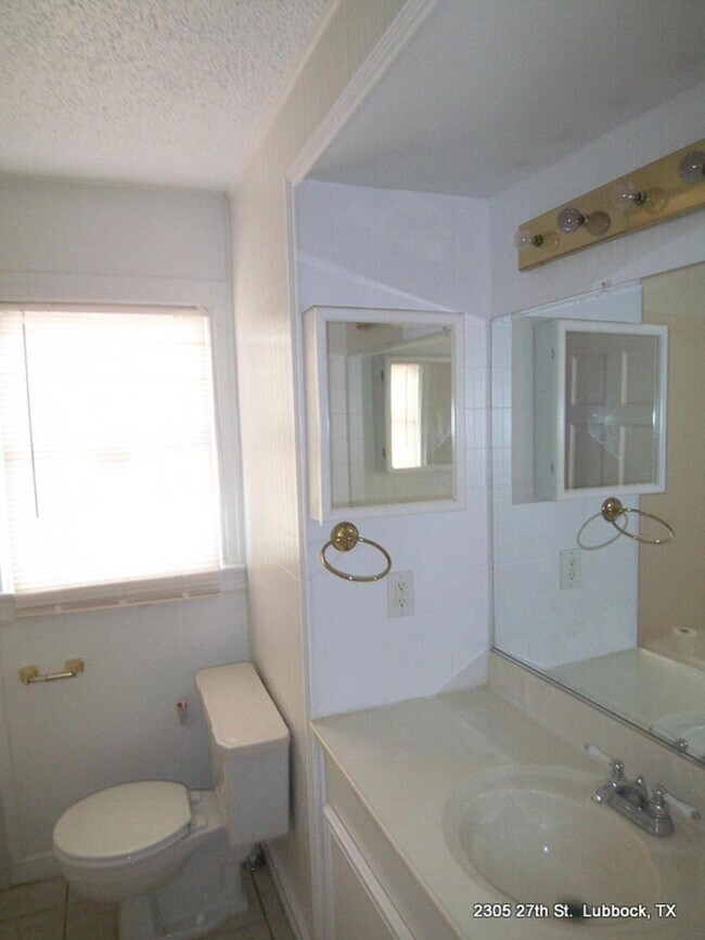 Building Photo - 2305 27th St