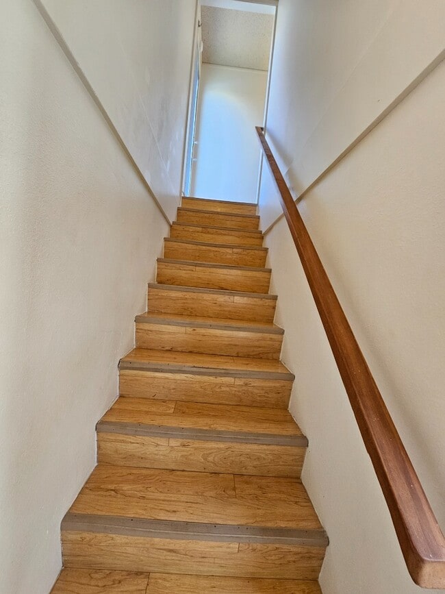 Building Photo - 3 bedroom, 1.5 bathroom and 2 parking condo.