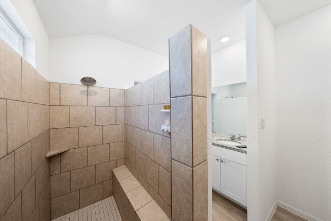 Building Photo - Primary Closet Made for Kings & Queens - UP TO 1 MONTH FREE RENT AVAILABLE!