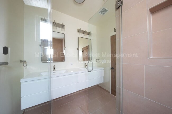 Building Photo - 1260 Ridgeley Dr