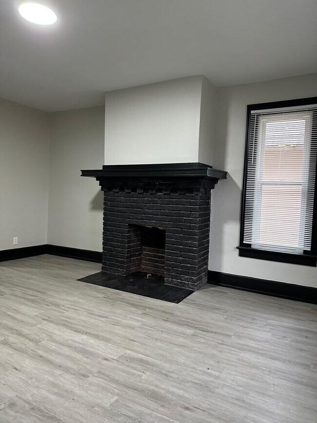 Building Photo - 98-100-100 N Hague Ave