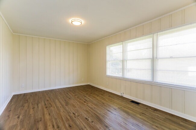 Building Photo - Charming and newly updated 3BR 1 Bath home in the heart of Center Point!