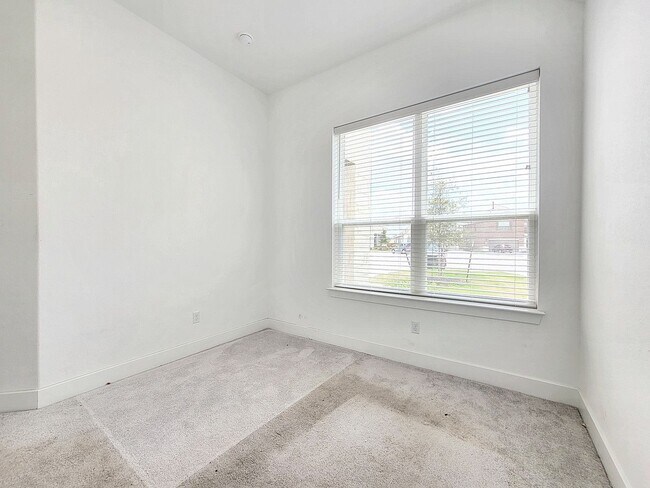 Building Photo - 513 Three Feathers Ct