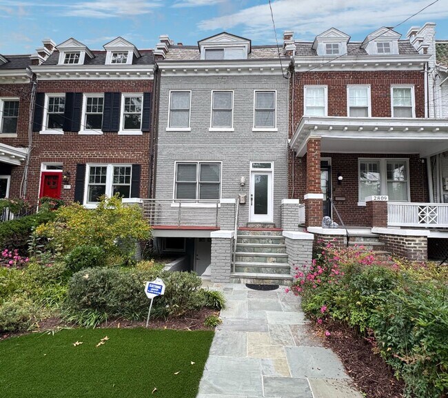 Primary Photo - Beautiful 4 BR/3.5 BA Townhome in Cathedra...