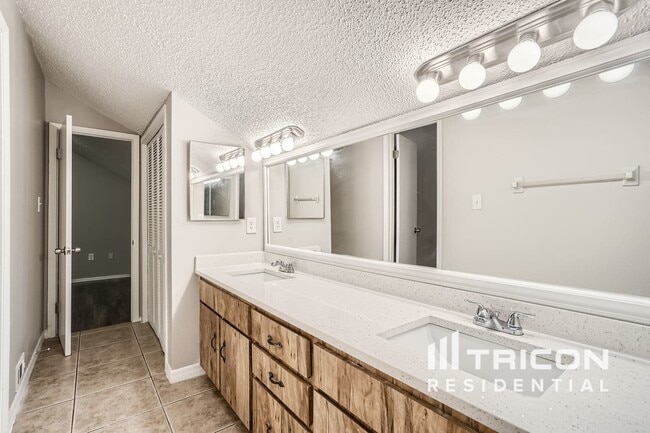 Building Photo - 217 S Shadow Bay Dr
