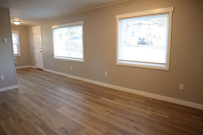Building Photo - r1500VDuplex