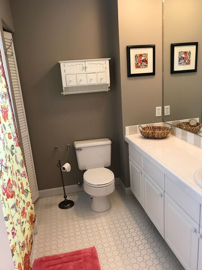 Building Photo - Beautiful Hayden Bay Condo with Mount Hood, River and Marina Views!