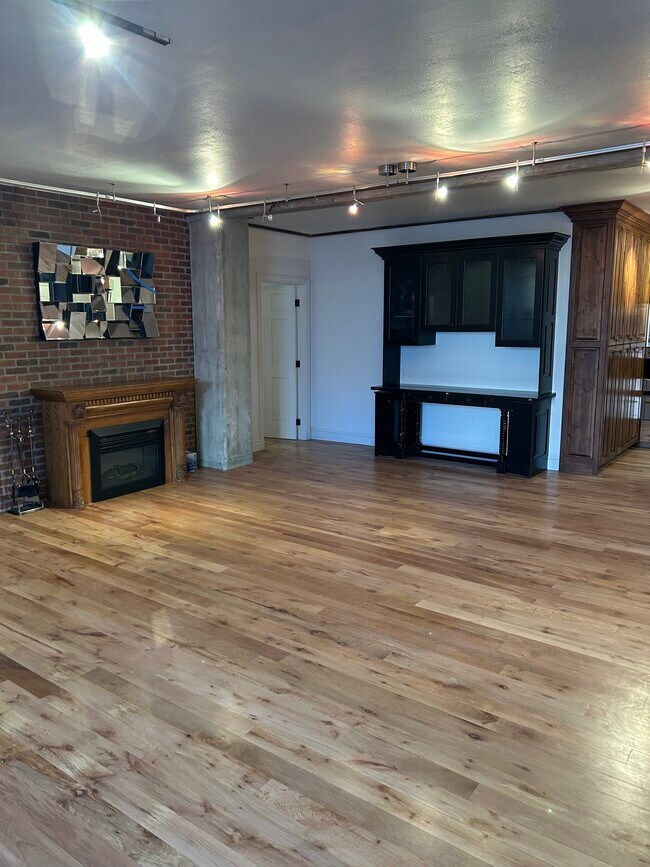 Building Photo - 29 S State St