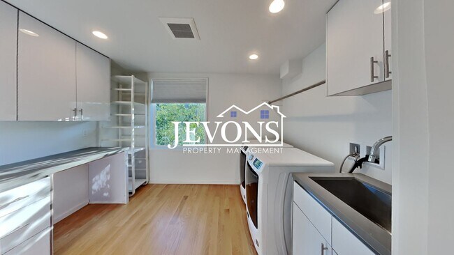 Building Photo - 5BR/4.5BA House in Seattle -- Available Now!