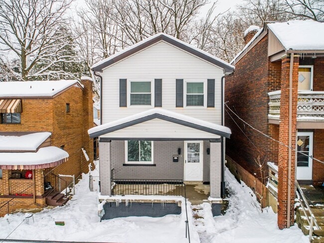 Building Photo - Beautiful 3 bedroom home in Pittsburgh available July 10!
