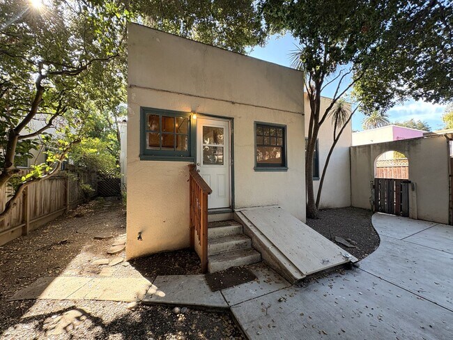 Building Photo - Charming 2-Bedroom Home with Spacious Back...
