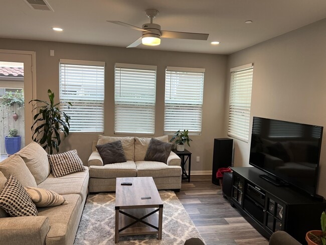 Building Photo - 1065 Sea Glass Wy