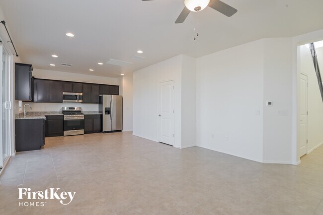Building Photo - 2863 N Fair Oaks Ave