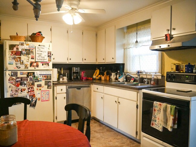 Building Photo - 136 Joan St