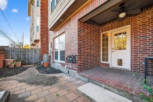 Building Photo - 1004 Stanford St