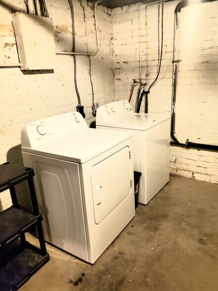 Building Photo - 3560 Jones St