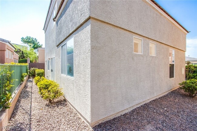 Building Photo - 10537 Redwood Ash Ave