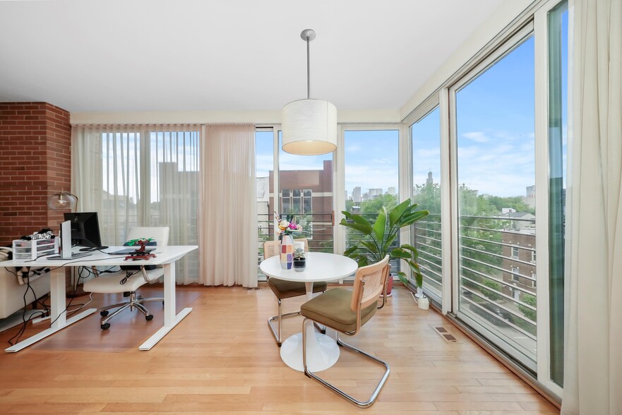 Floor to ceiling windows - 1700 W Ohio St