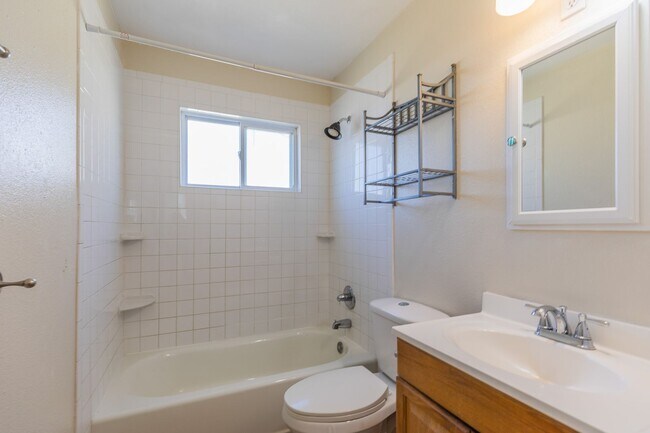 Building Photo - Conveniently located 3 Bedroom with Conver...