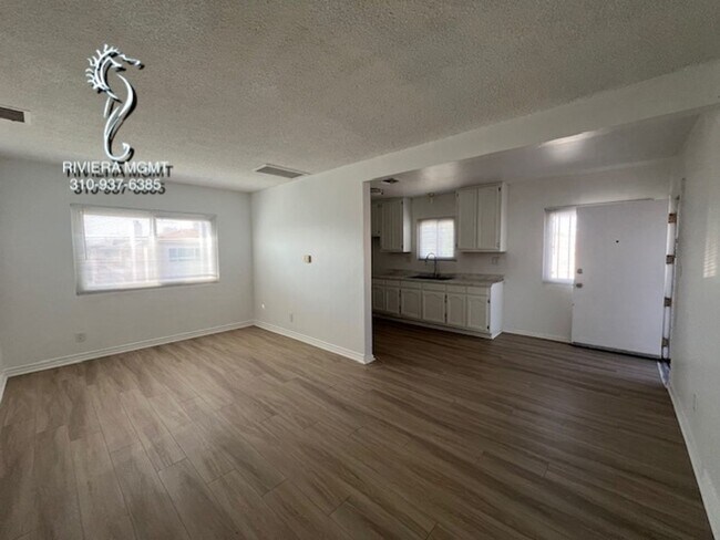 Building Photo - 242