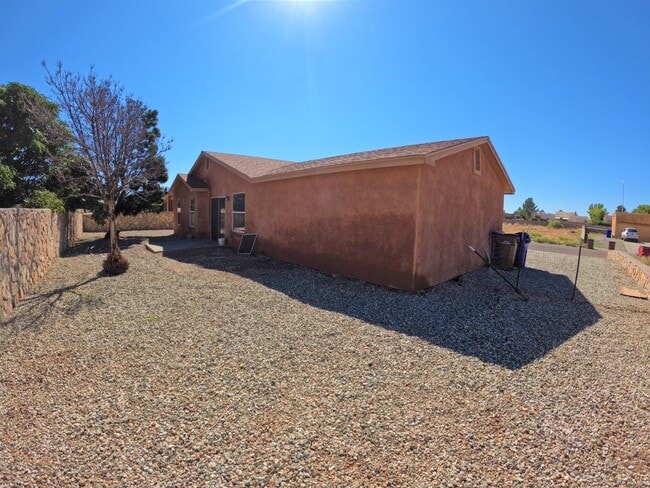 Building Photo - 4113 Cll De Luna