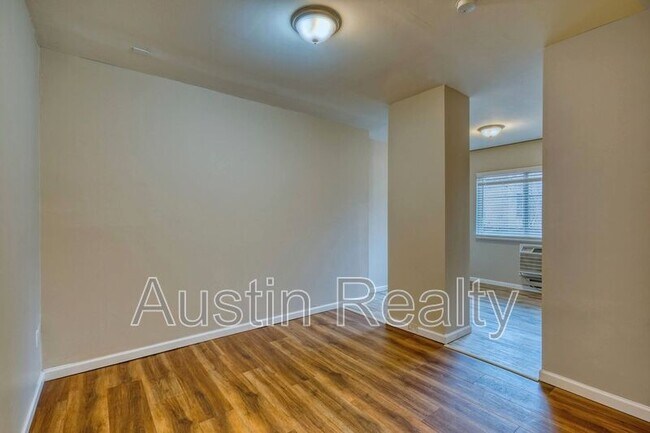 Building Photo - 322 N Newstead Ave